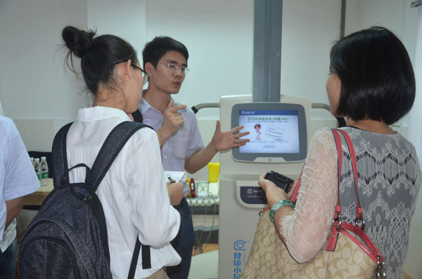 張振忠副會(huì)長一行參觀火炬開發(fā)區(qū)聯(lián)富社區(qū)健康小屋